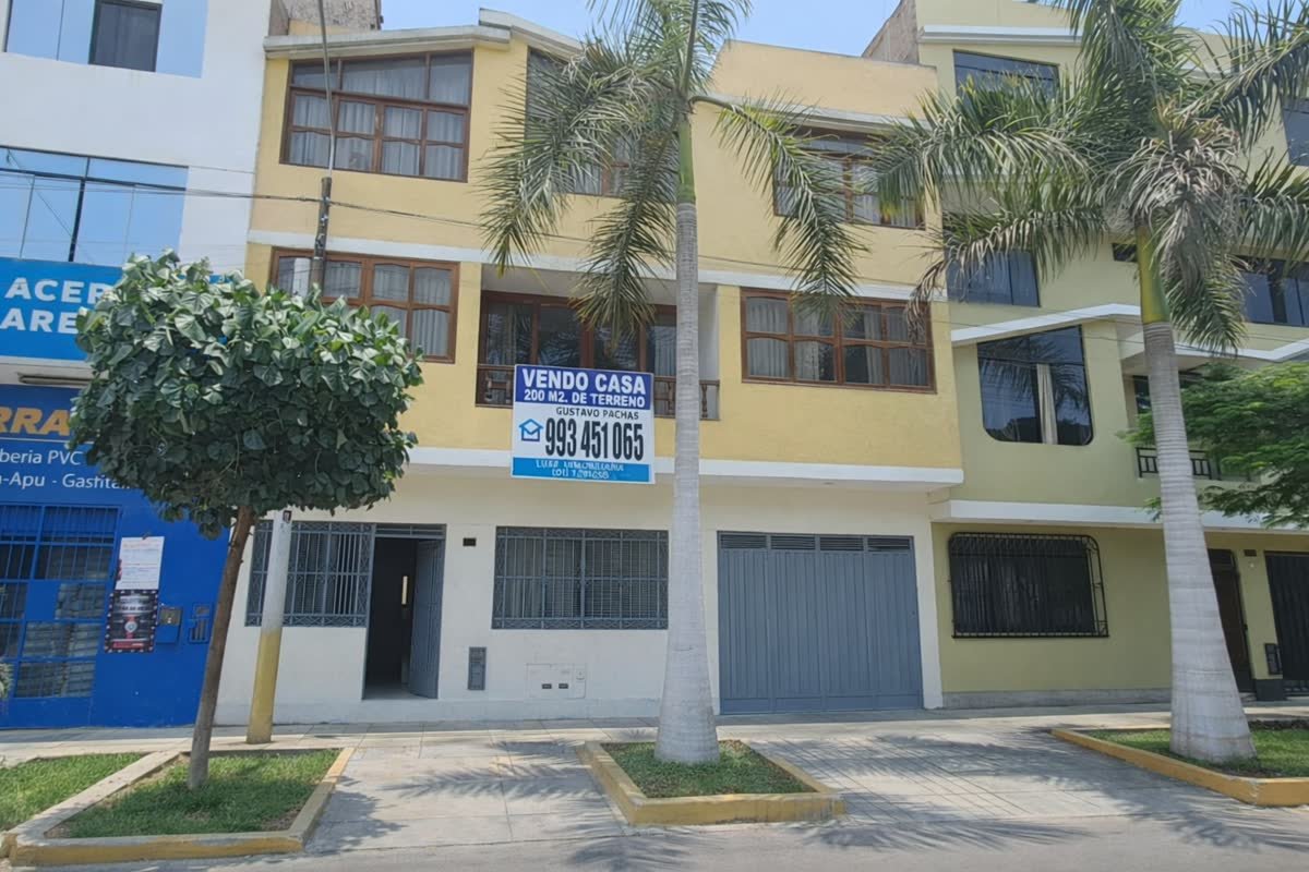 Casa en venta en Lima con cartel de Gustavo Pachas, asesor inmobiliario